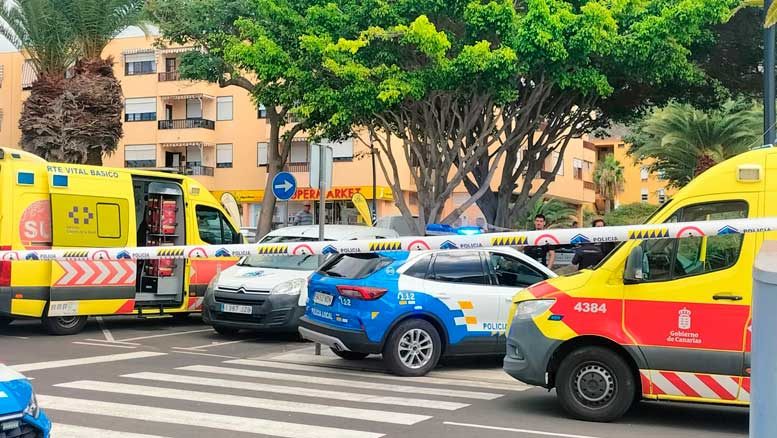 Un amplio dispositivo sanitario y policial en el lugar donde el hombre sufrió el desvanecimiento. / Foto: Mercedes Menendez