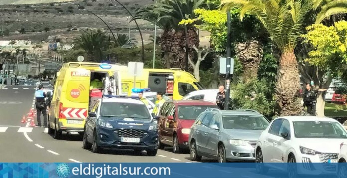 Servicios de emergencia en la avenida Juan Carlos I tras el desplome del hombre en Los Cristianos. / Foto: Mercedes Menendez