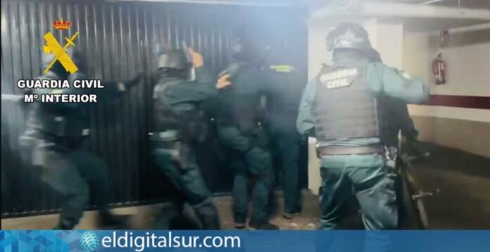 Agentes de la Guardia Civil durante domiciliarios en el marco de la operación ALPONY TF