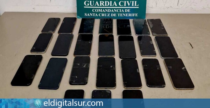 Los 24 teléfonos móviles hallados en el equipaje del pasajero en el Aeropuerto Tenerife Norte