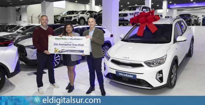 Entrega del Kia Stonic a la ganadora del sorteo de HiperDino y Miguel León, en las instalaciones de la empresa de automoción en Miller Bajo