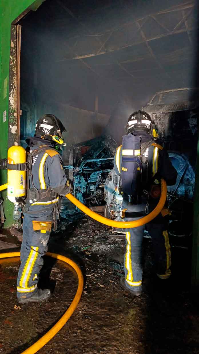 Efectivos de Bomberos de Tenerife trabajan para controlar el incendio en un taller de mecánica en Icod de Los Vinos