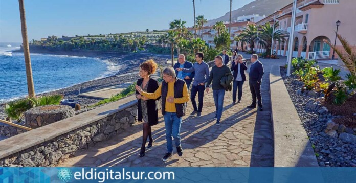 La consejera de Cooperación Municipal, Sonia Hernández, junto al alcalde de Garachico, Heriberto González, y el concejal de Saneamiento, Elvis de León, durante la visita a las obras de saneamiento en La Caleta de Interián
