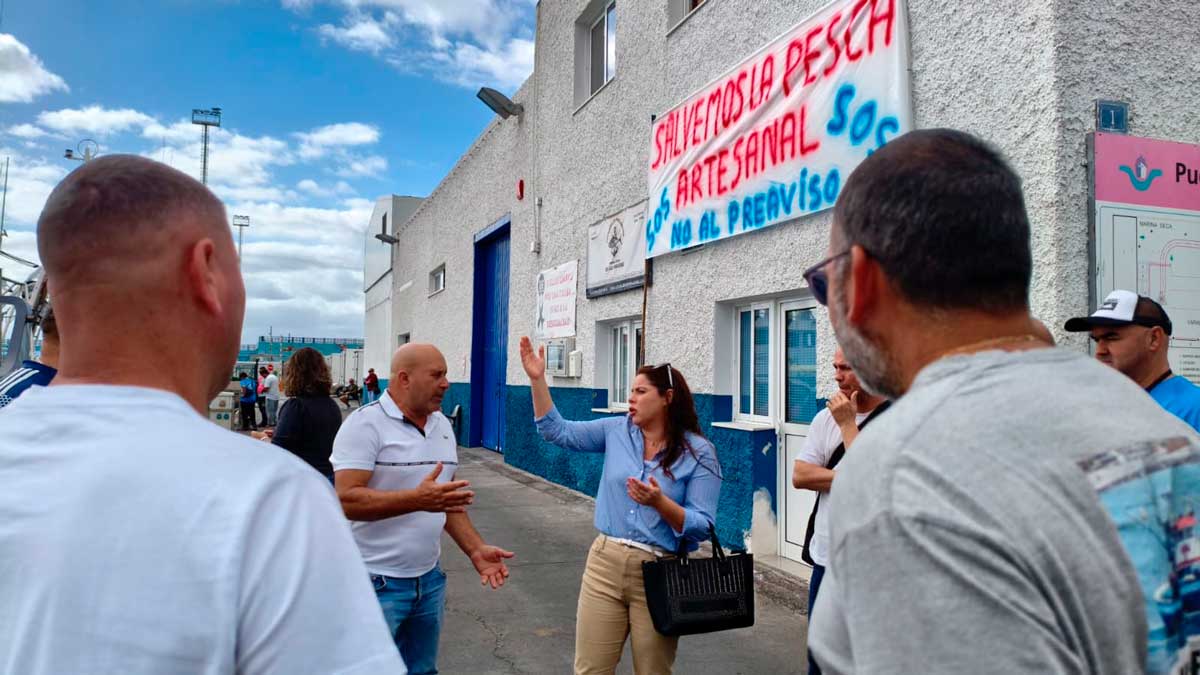 Melania Santos González, concejal de Promoción Económica y Sector Primario de Arona, acompaña a los pescadores en la concentración y muestra su apoyo a sus demandas