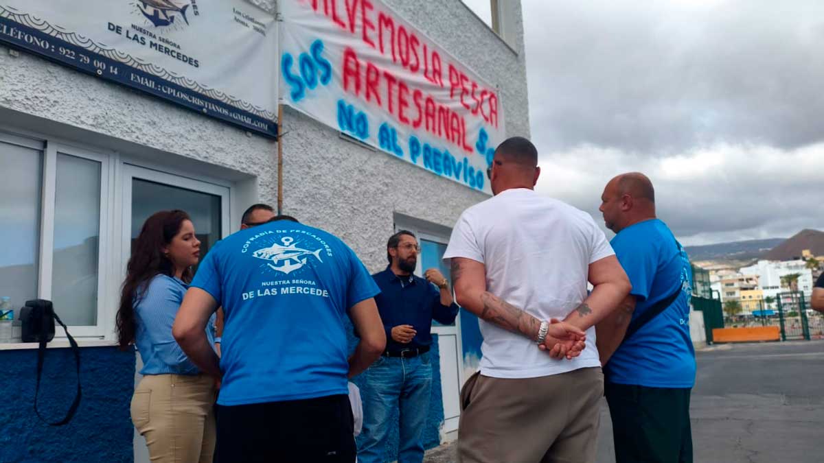 Melania Santos González y José Gregorio Sanabria, representantes locales, acompañan a los pescadores en la concentración de Los Cristianos y respaldan sus demandas contra la burocracia 