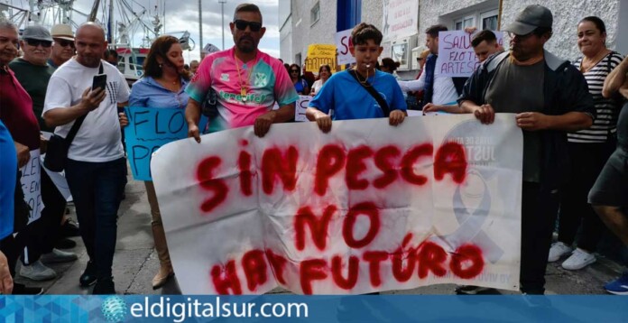 Pescadores y familias protestan por la nueva normativa europea