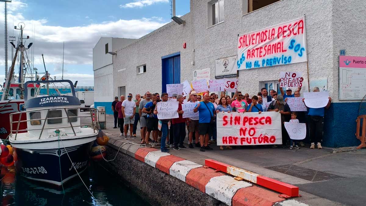 Medio centenar de pescadores, familias y vecinos se concentraron frente a la Cofradía