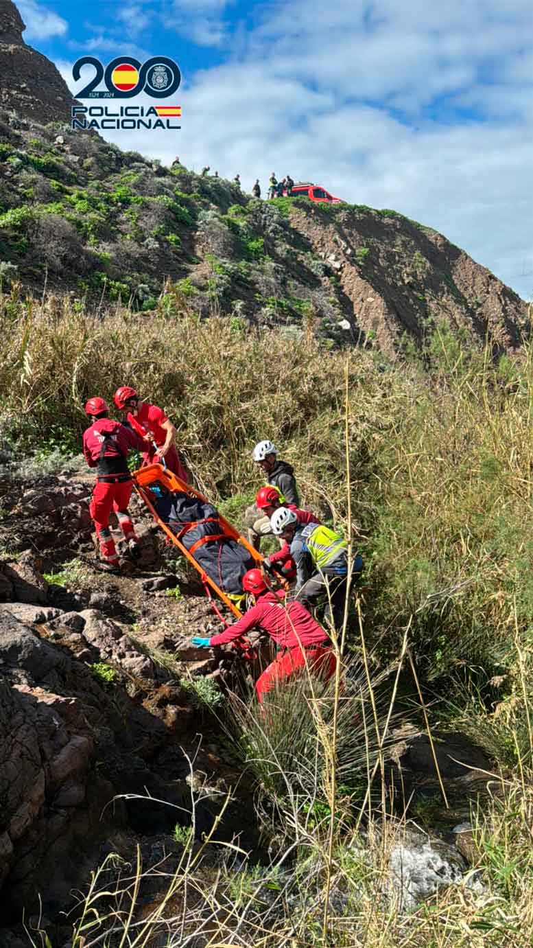 Agentes de la Policía Nacional, junto a efectivos de Bomberos de Tenerife, durante las labores de rescate y extracción del cuerpo del barranco en el entorno del Mirador de Benijo, en Santa Cruz de Tenerife / EDS