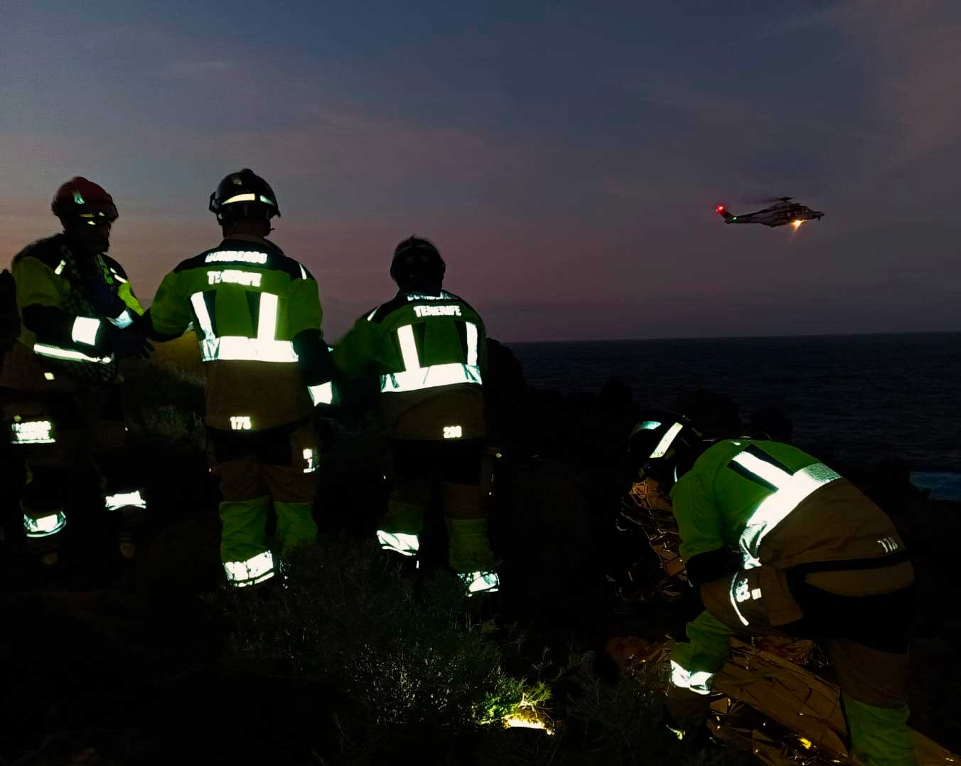 Rescatadores de Salvamento Marítimo y Bomberos de Tenerife trabajando desde las rocas de La Guancha durante el operativo de rescate / Bomberos de Tenerife
