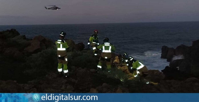 Rescatadores de Salvamento Marítimo y Bomberos de Tenerife trabajando desde las rocas de La Guancha durante el operativo de rescate / Bomberos de Tenerife