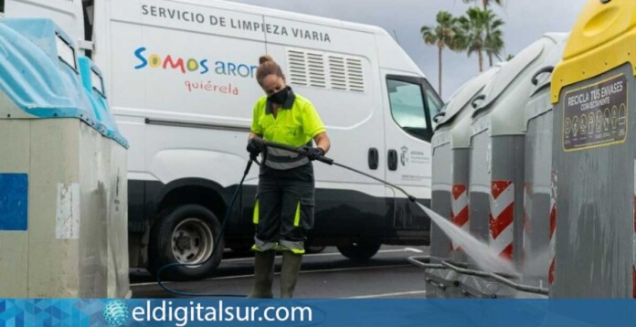Trabajadora del servicio de limpieza viaria de Arona