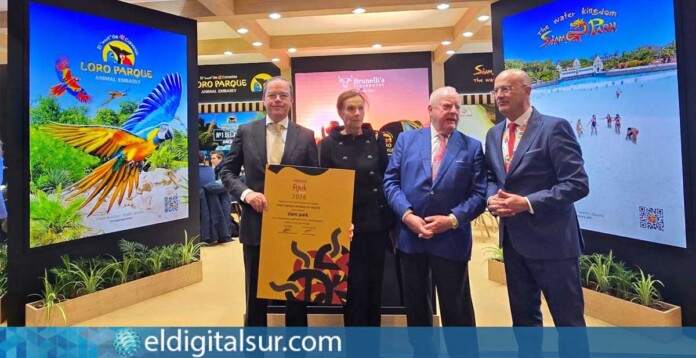 Wolfgang Kiessling, Brigitte Kiessling y Christoph Kiessling, durante la entrega del premio a Siam Park como Mejor Parque Temático de España en FITUR, otorgado por FIJET España.