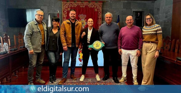 Arturo González y Julián Martín junto a Cathaysa Delgado durante la recepción oficial en el Ayuntamiento de San Miguel de Abona, antes de su viaje a Tailandia