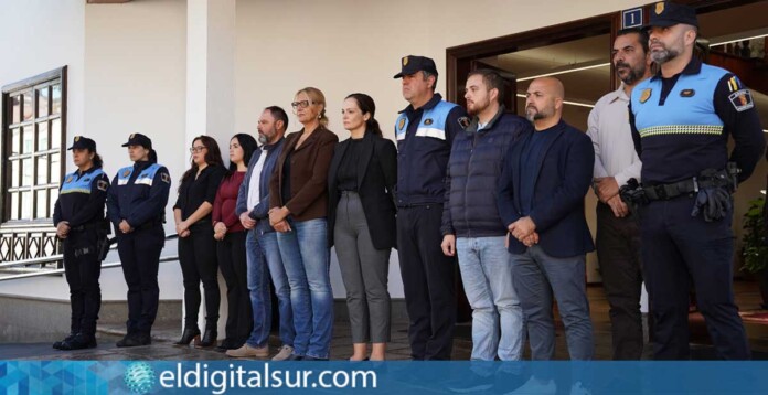 Minuto de silencio en la Plaza del Ayuntamiento de Arona