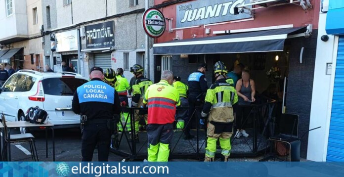 Bomberos del parque de Santa Cruz aseguran la terraza de un bar tras el impacto de un vehículo en la calle Mencey Bencomo / Bomberos de Tenerife