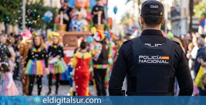 Agentes de la Policía Nacional vigilan el desarrollo del Carnaval de Santa Cruz de Tenerife