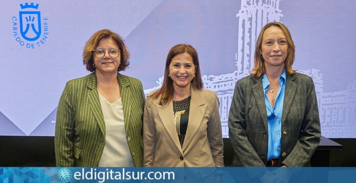 Águeda Fumero y Eva García durante la firma del convenio para la modernización de la Casa de los Mayores de Buenavista