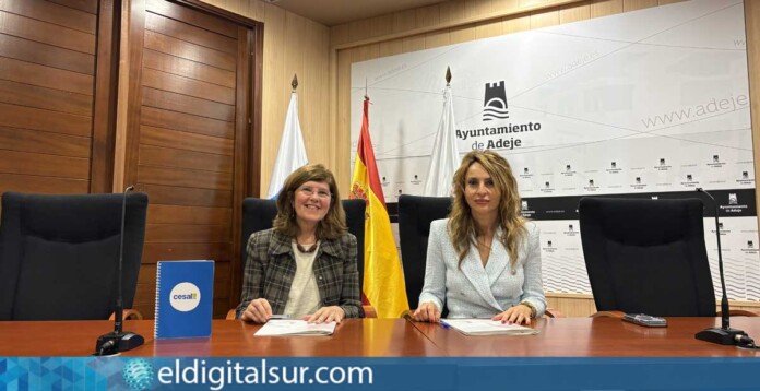 Vargas Delgado y Esther Cabello Loro durante la firma del convenio que impulsa empleo para colectivos vulnerables en Adeje