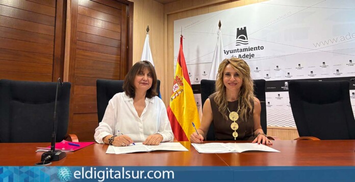 Mercedes Vargas Delgado y Asunción Estellés Burguera durante la firma del convenio entre el Ayuntamiento de Adeje y Funcasor