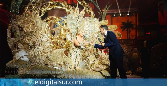 Dominga Jiménez, Reina de los Mayores del Carnaval de Santa Cruz de Tenerife 2026, durante la gala celebrada en el Recinto Ferial