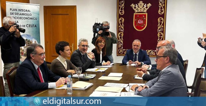 El ministro Ángel Víctor Torres junto a los delegados del Gobierno y secretarios de Estado durante la reunión en Ceuta