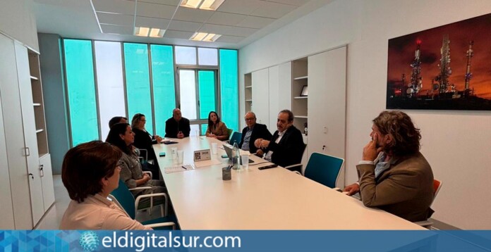 José Domingo Regalado y Raquel Morales junto a representantes de la ULL y empresas del polígono industrial de Granadilla