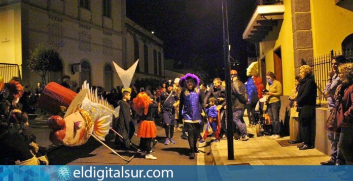 Vecinos y visitantes disfrutan del Entierro de la Sardina
