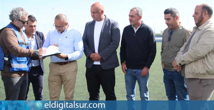Autoridades municipales y representantes deportivos durante la firma del acta de replanteo que marca el inicio de las obras del campo de fútbol de Charco del Pino
