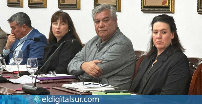 A la derecha, Noemí Campillo, portavoz de VOX en Tacoronte