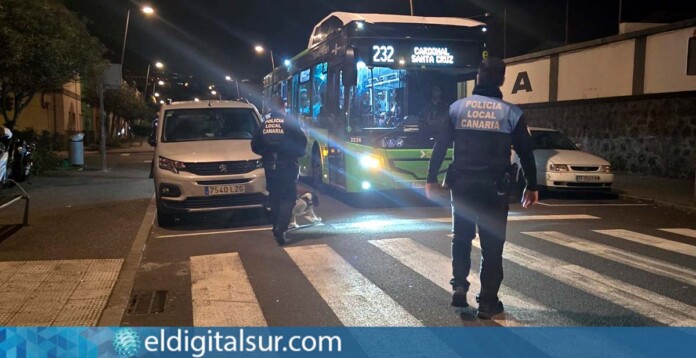 Agentes de la Policía Local patrullan paradas de guaguas y Tranvía en La Laguna durante el Carnaval 2026