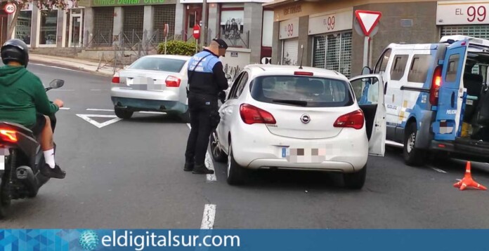 Agentes de la Policía Local de La Laguna durante un control de alcoholemia