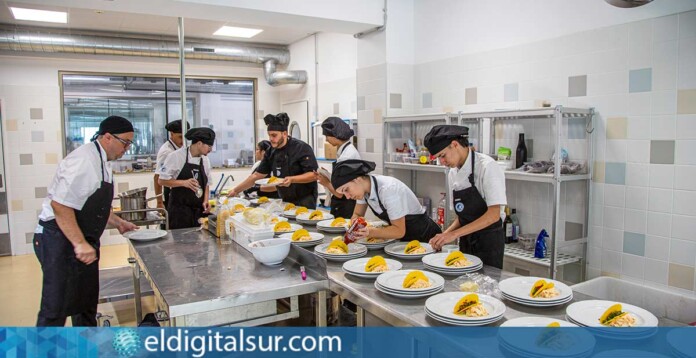 Alumnos del CIFP en Adeje y docentes presentan el menú semanal en el Restaurante Pedagógico