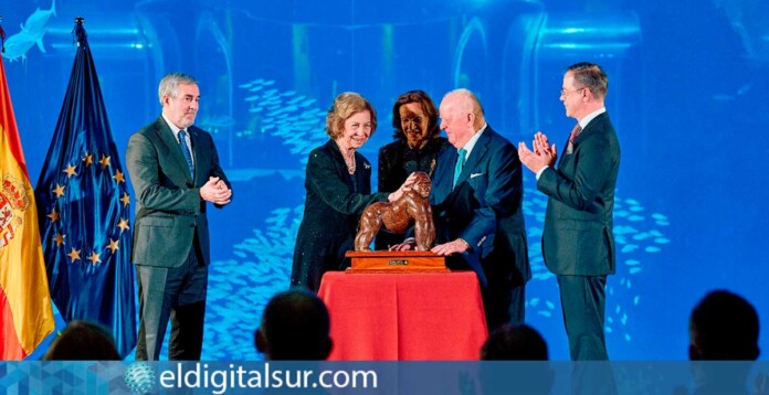 La Reina Sofía recibe el Premio Gorila en Poema del Mar