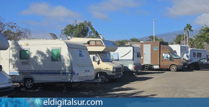 Terraplén donde se aparcan autocaravanas, que no reúnen condiciones mínimas para ofrecer servicios básicos.