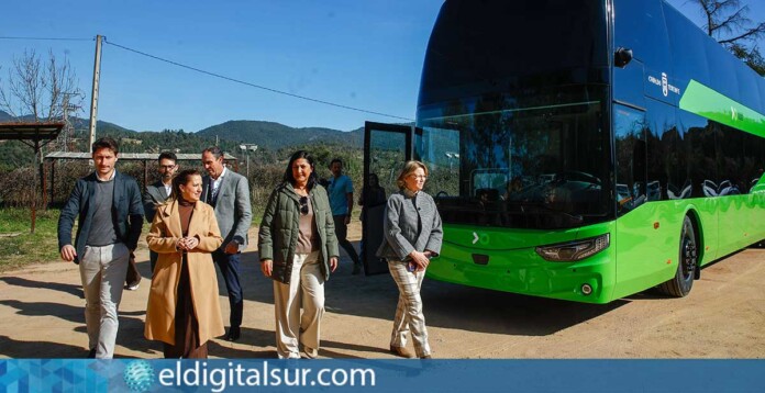 Rosa Dávila, Eulalia García y Victoria Padilla durante la visita al taller en Gerona donde se fabrican las nuevas guaguas de dos pisos para TITSA