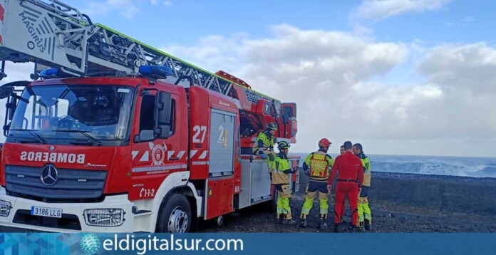 El equipo de bomberos del parque de La Orotava durante la recuperación del parapentista en la costa norte de Tenerife