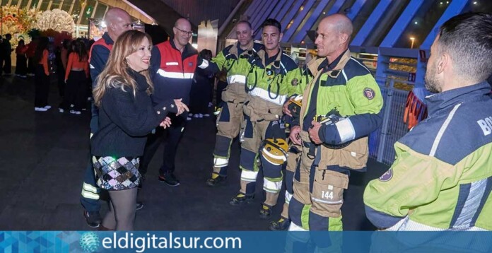 Rosa Dávila saluda a efectivos del Consorcio de Bomberos de Tenerife