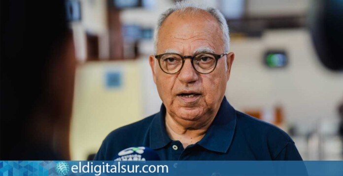 Casimiro Curbelo, presidente del Cabildo de La Gomera, atendiendo a los medios de comunicación en el aeropuerto de la isla