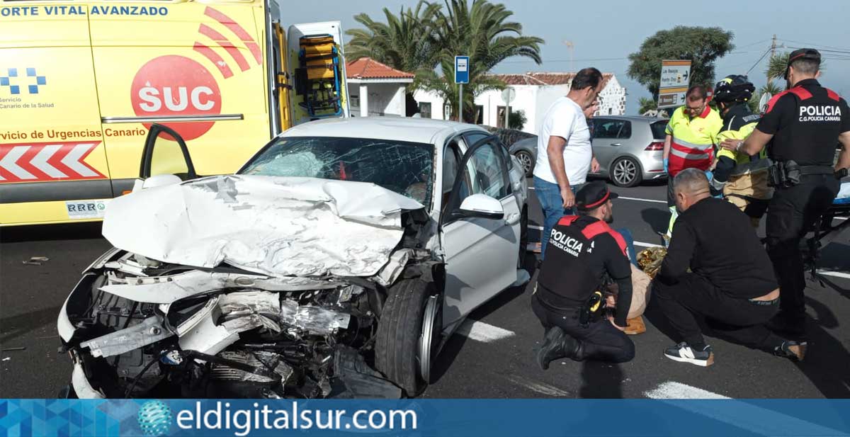 Efectivos del Servicio de Urgencias Canario (SUC) atienden a las víctimas tras la colisión frontal en la TF-5 a su paso por Los Realejos / Bomberos de Tenerife