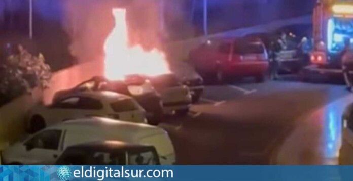 Las llamas consumen varios coches estacionados en la calle Hermano Pedro, en Adeje, lo que obligó a movilizar a bomberos y fuerzas de seguridad