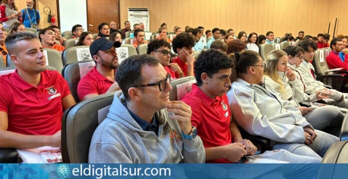 Alumnos participan en las jornadas de formación de socorristas en Adeje, centradas en la prevención de accidentes acuáticos y la seguridad en zonas de baño