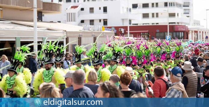 Fiesta y color en las calles de El Médano durante el Carnaval de Día 2026