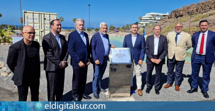 Descubrimiento de la placa conmemorativa del Centro de Innovación WAVE, ubicado en la desaladora de La Caleta, en Adeje.