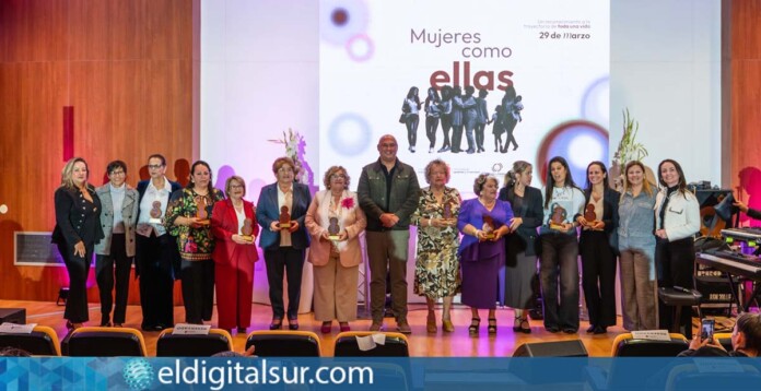 El alcalde José Domingo Regalado y la concejala Eudita Mendoza acompañan a las homenajeadas durante la gala