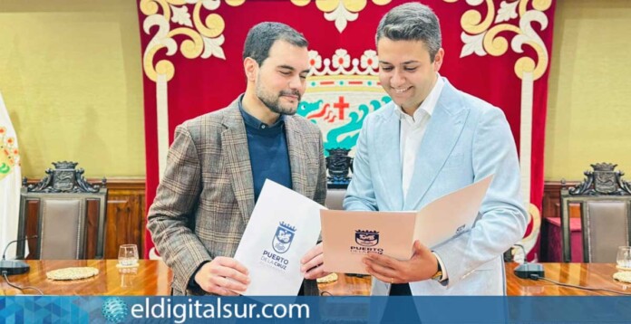 Leopoldo Afonso y Pedro Antonio Campos durante la presentación de la modificación de la ordenanza de plusvalía en Puerto de la Cruz