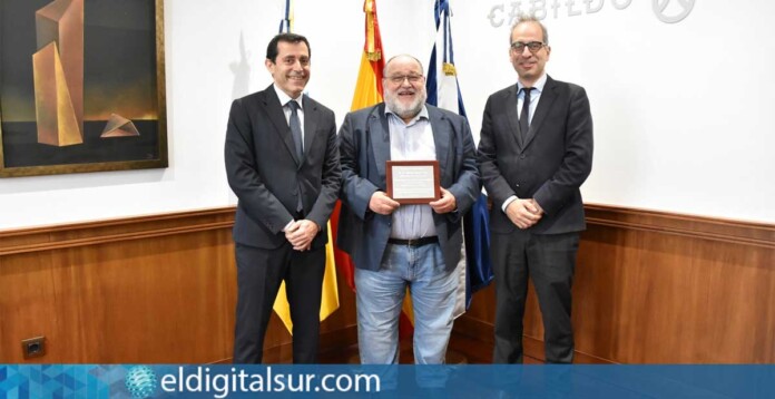Nemesio Pérez recibe la placa de reconocimiento de manos de Héctor Izquierdo, Comisionado para la Reconstrucción de La Palma, por su labor científica durante la erupción del volcán Tajogaite y su contribución a la recuperación de Puerto Naos y La Bombilla