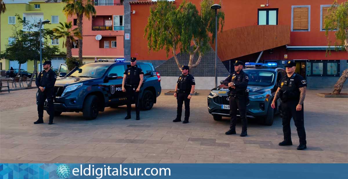 Agentes de la Policía Local de Arona realizan labores de vigilancia en El Fraile dentro del operativo preventivo desplegado en el municipio