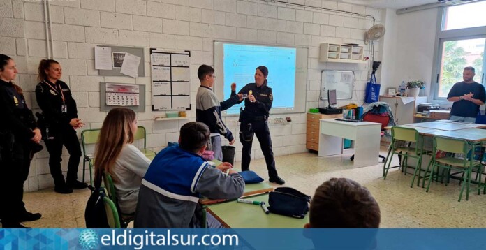 Alumnos de Primaria participan en una sesión del Proyecto Ciberexperto impartida por la Policía Nacional