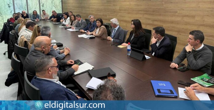 Representantes del Partido Popular y de organizaciones sindicales de Policía Nacional, Guardia Civil y funcionarios de prisiones durante la reunión celebrada en Santa Cruz de Tenerife