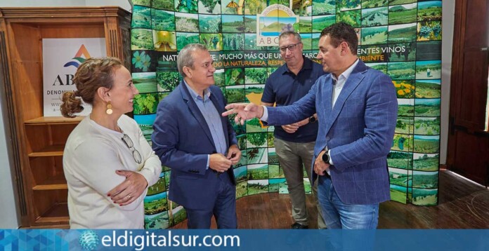 Valentín-González-y-Andrés-Martínez-300326 Valentín González, consejero de Sector Primario del Cabildo de Tenerife, y Andrés Martínez, alcalde de Arico, durante el encuentro